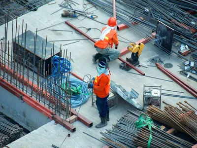 Pekerjaan konstruksi dan perbaikan atap bangunan